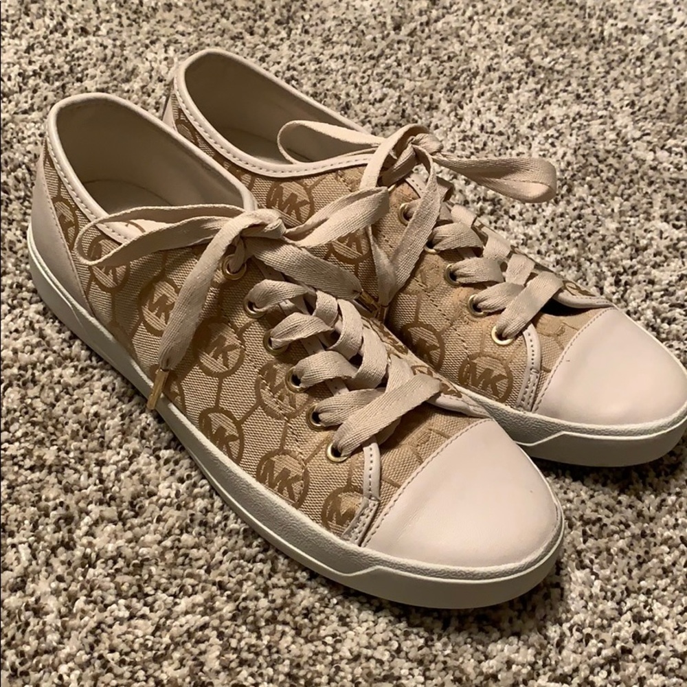 Women’s shoes size 8